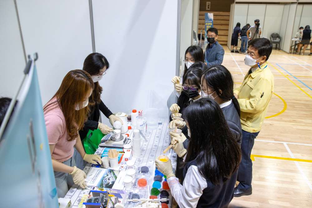 그림입니다.

원본 그림의 이름: 2021 직업계고 학점제 박람회 2.jpg

원본 그림의 크기: 가로 3000pixel, 세로 2000pixel

색 대표 : sRGB

EXIF 버전 : 0221