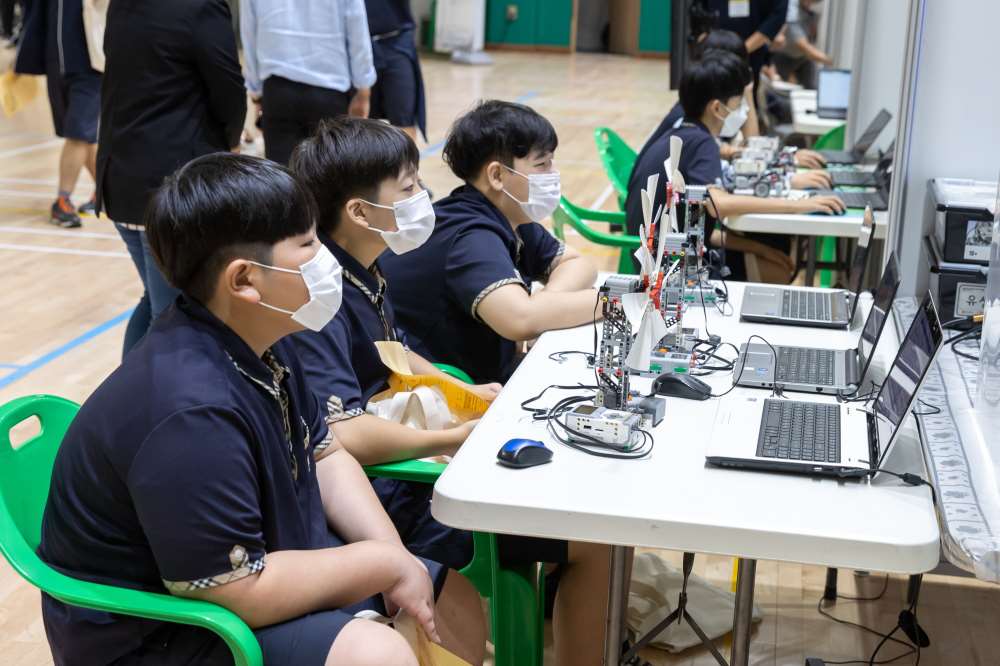 그림입니다.

원본 그림의 이름: 2021 직업계고 학점제 박람회 1.jpg

원본 그림의 크기: 가로 3000pixel, 세로 2000pixel

색 대표 : sRGB

EXIF 버전 : 0221