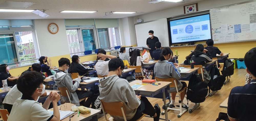 그림입니다.원본 그림의 이름: 학생 인권 감수성 쑥쑥 자란다 2.png원본 그림의 크기: 가로 1280pixel, 세로 606pixel