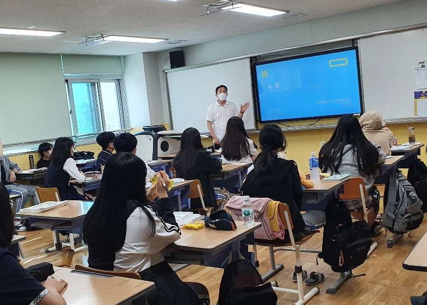 그림입니다.원본 그림의 이름: 학생 인권 감수성 쑥쑥 자란다 1.png원본 그림의 크기: 가로 843pixel, 세로 603pixel